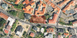 Umístění hřiště v rokli u divadla